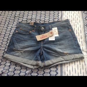 NWT Levi's distressed denim shorts - size 31